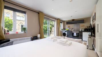 Strygejern/strygebræt, internetforbindelse, sengetøj