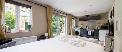 Iron/ironing board, Internet, bed sheets