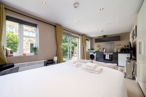 Iron/ironing board, Internet, bed sheets