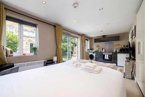 Iron/ironing board, internet, bed sheets