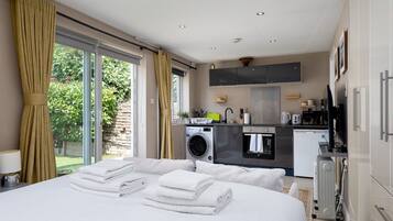 Ferros/tábuas de passar roupa, acesso à internet, roupa de cama