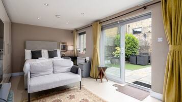 Ferros/tábuas de passar roupa, acesso à internet, roupa de cama