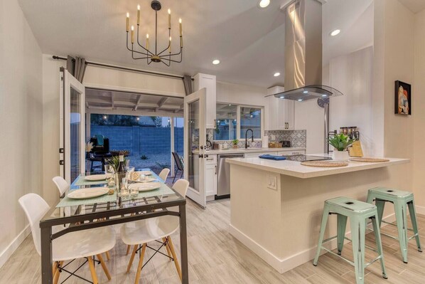 Refrigerador, microondas, horno y parrilla de estufa