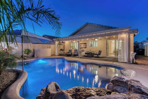 Sunny FREE Heated Pool & Lush backyard home