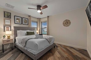 3 bedrooms, iron/ironing board, free WiFi, bed sheets - LUX Glendale Home with FREE Private Heated Pool (Glendale)