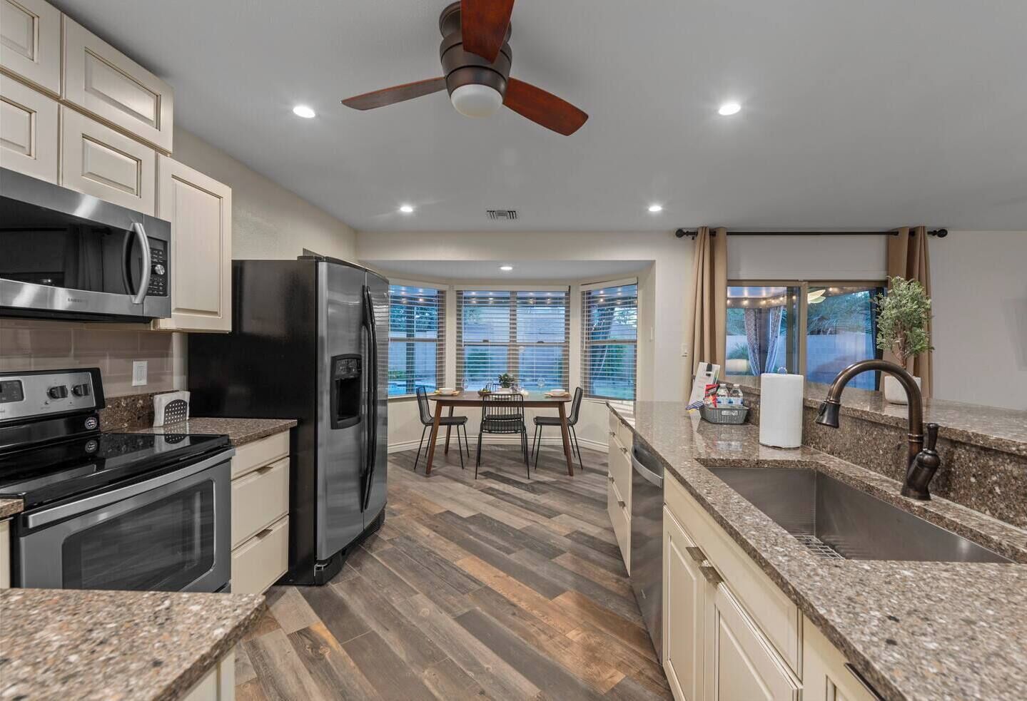 Kjøleskap, mikrobølgeovn, ovn og kokeplater