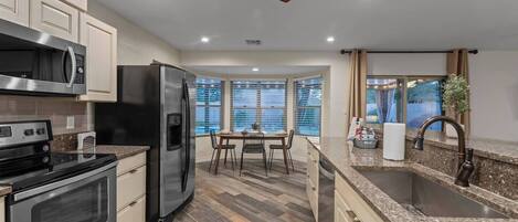 Køleskab, mikrobølgeovn, ovn, kogeplade