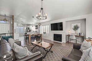 Smart-TV, Kamin, Arbeitsbereiche