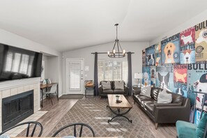 Smart-TV, Kamin, Arbeitsbereiche