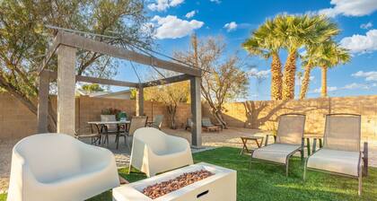 Desert Tails! Most pet friendly. Pool & fire pit.