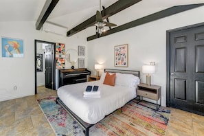 4 bedrooms, iron/ironing board, free WiFi, bed sheets - Fabulous entertainers Paradise! Pool & Spa (Phoenix)