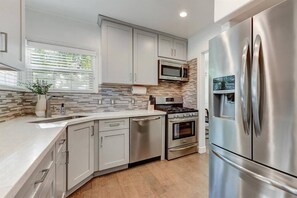Fridge, microwave, oven, stovetop - Fabulous entertainers Paradise! Pool & Spa (Phoenix)