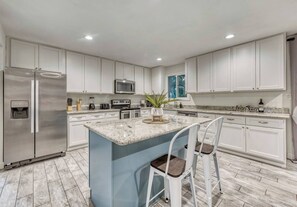 Kjøleskap, mikrobølgeovn, ovn og kokeplater