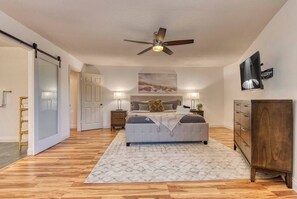 3 室のベッドルーム、アイロン / アイロン台、WiFi (無料)、ベッドシーツ