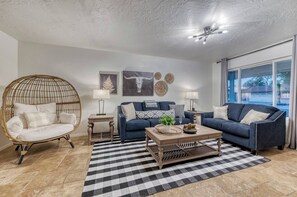 Smart TV, offices - Princess Drive · Outstanding 5 Star residence with Private Heated Pool (Mesa)