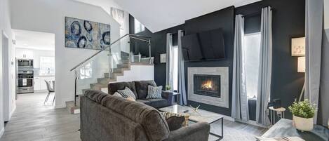 تلفزيون ذكي، مدفأة، مكتب