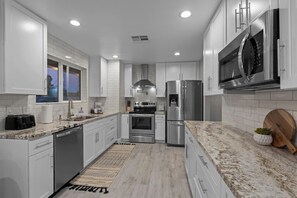 Kühlschrank, Mikrowelle, Ofen, Herdplatte