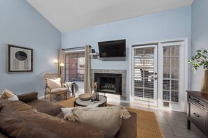 Älytelevisio, takka, työhuone