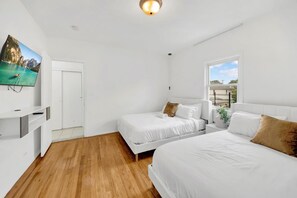 3 habitaciones, tabla de planchar con plancha y cuna de viaje 