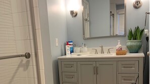 Douche, baignoire à jets, serviettes fournies, savon