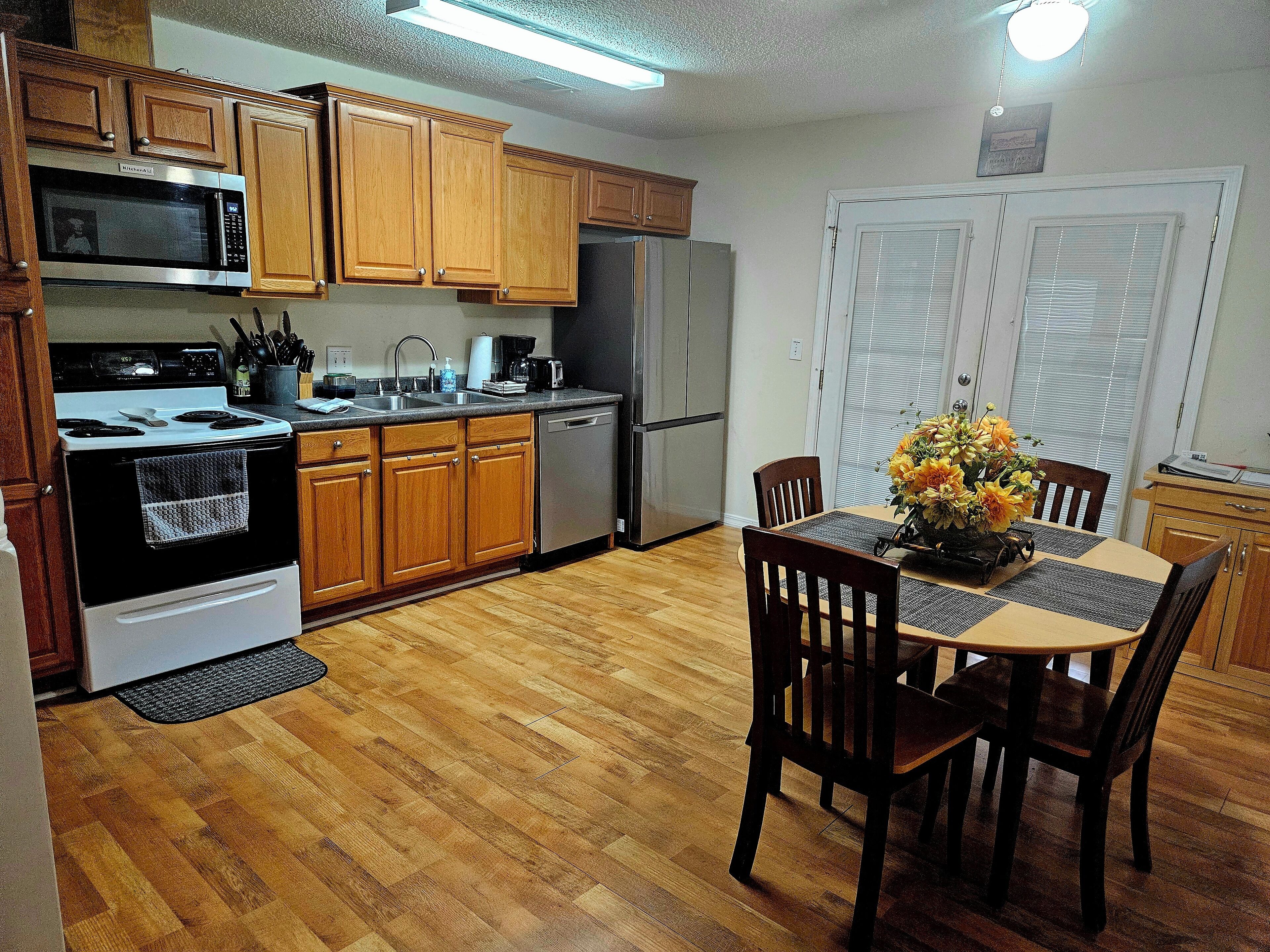 Refrigerador, microondas, horno y parrilla de estufa 