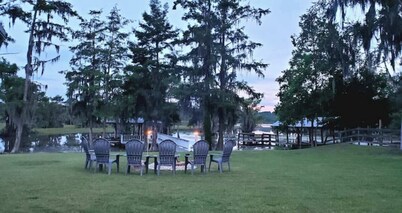 Charming 2-bedroom lake house in peaceful Dozier with WiFi, AC