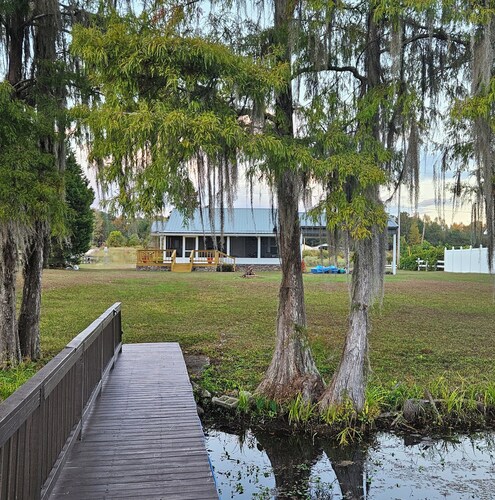 Charming 2-bedroom lake house in peaceful Dozier with WiFi, AC