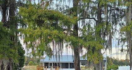 Charming 2-bedroom lake house in peaceful Dozier with WiFi, AC