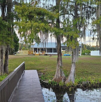 Charming 2-bedroom lake house in peaceful Dozier with WiFi, AC