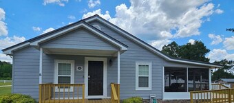 Charming 2-bedroom lake house in peaceful Dozier with WiFi, AC