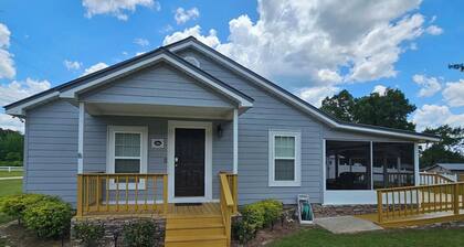 Charming 2-bedroom lake house in peaceful Dozier with WiFi, AC