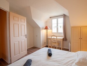 1 dormitorio, tabla de planchar con plancha, wifi y ropa de cama
