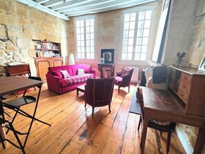 Living area - Large Deluxe Suite, Historic Center, 2nd Floor (Bordeaux)