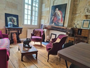 Living area - Large deluxe suite, historic center 2nd floor (Bordeaux)