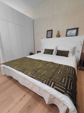 1 bedroom, iron/ironing board, travel crib, WiFi - Large deluxe suite, historic center 2nd floor (Bordeaux)