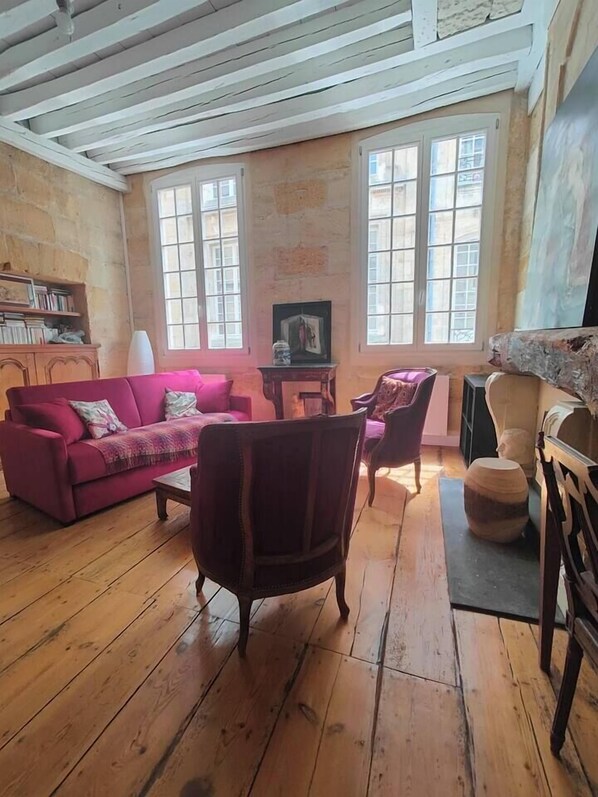 Living area - Large Deluxe Suite, Historic Center, 2nd Floor (Bordeaux)