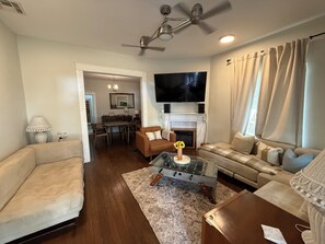 Älytelevisio, takka, videopelejä, pöytäjalkapallopöytä