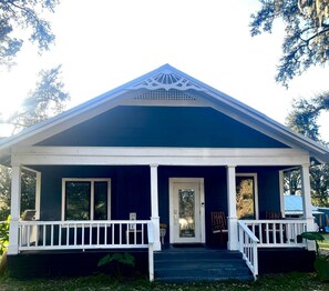 Exterior - Farmhouse Oasis Treehouse, Pool, Heated Spa & Arcade off I-4 Lakeland Airport (Plant City)