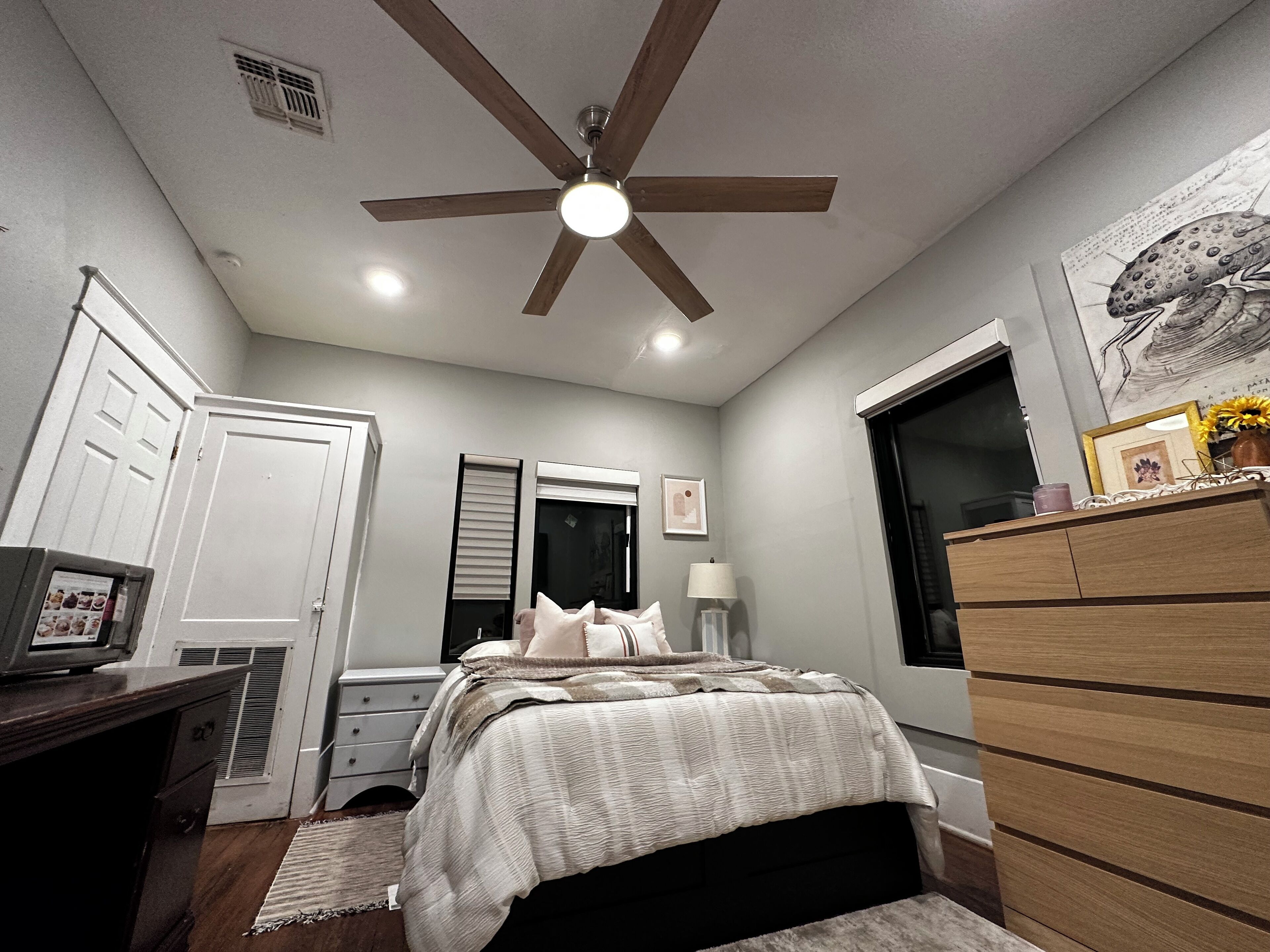 2 chambres, coffres-forts dans les chambres, bureau