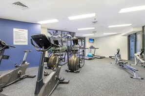 Una palestra con cyclette, ellittiche e vogatore.