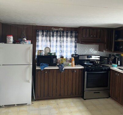Secluded hideaway on 1 acre . Relax, hot tub, Wi-Fi. Pet friendly.