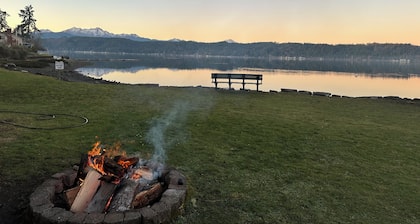 2-bedroom condo with pool, hot tub, WiFi, fitness room in welcoming Union, WA