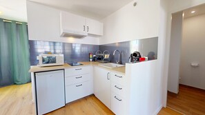 Réfrigérateur, micro-ondes, plaque de cuisson, cafetière/bouilloire