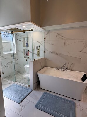 Whirlpool, Handtücher, Seife, Toilettenpapier