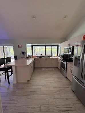 Micro-ondes, four, lave-vaisselle, cafetière/bouilloire