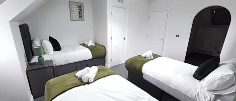 3 habitaciones, tabla de planchar con plancha, wifi y ropa de cama