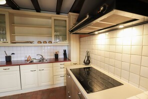 Een koelkast, een microgolfoven, een oven, een vaatwasser