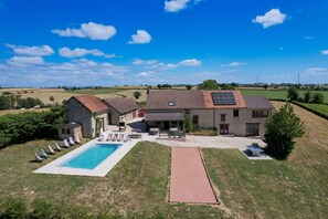 A house with a swimming pool, a tennis court, and a solar panel on the roof. - So Villa Molise au Blanc (71) - Heated pool - Sauna - 2h from Lyon - 30p. (Neuvy-Grandchamp)