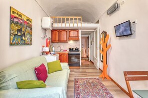 TV - Aurora La Petite Maison, Sanremo, Italy (Sanremo)