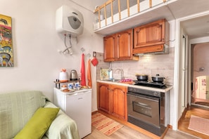 Réfrigérateur, micro-ondes, plaque de cuisson, cafetière/bouilloire